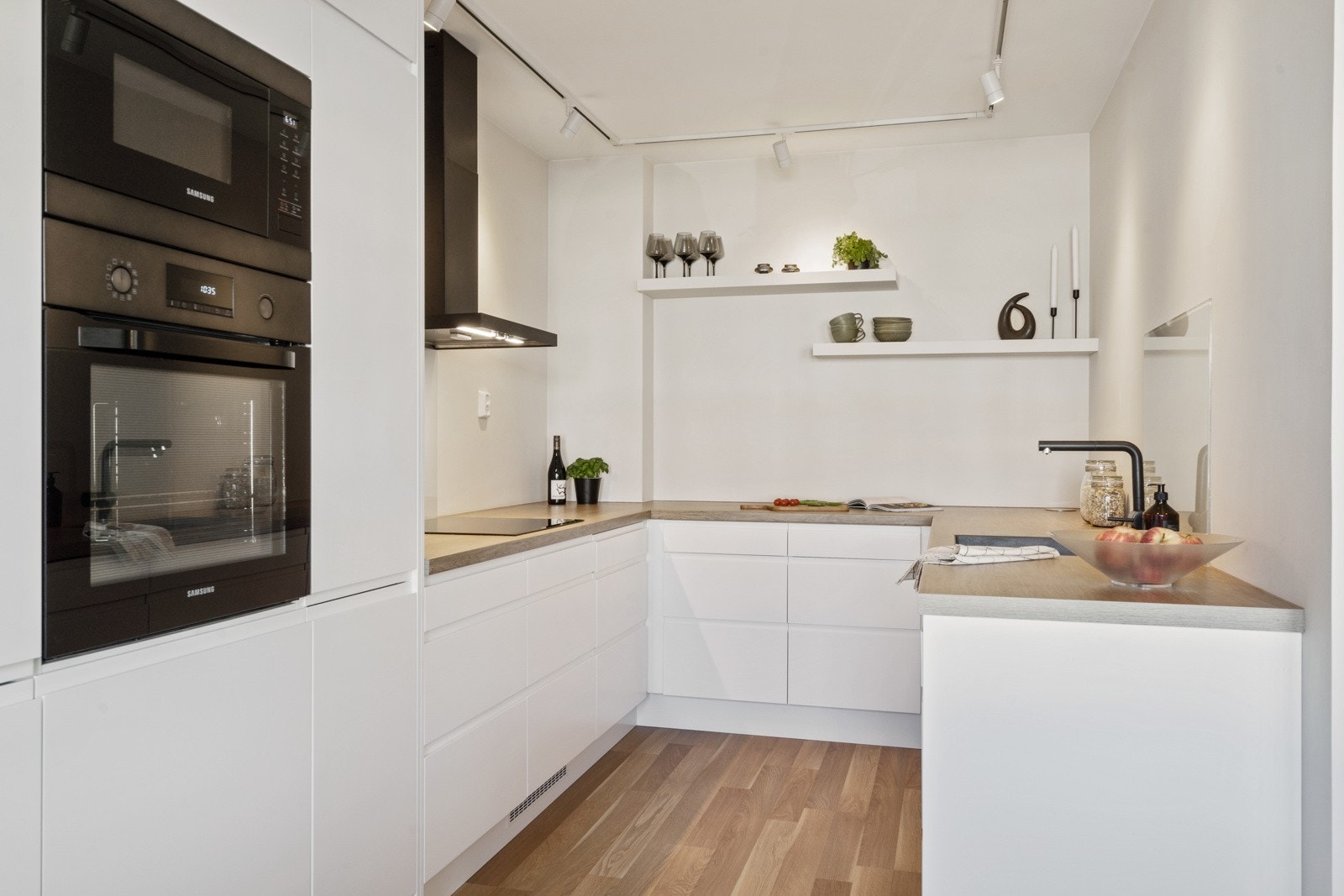 Lyst og moderne kjøkken med god skap- og benkeplass, som gir mye oppbevaringsplass Galleribilde