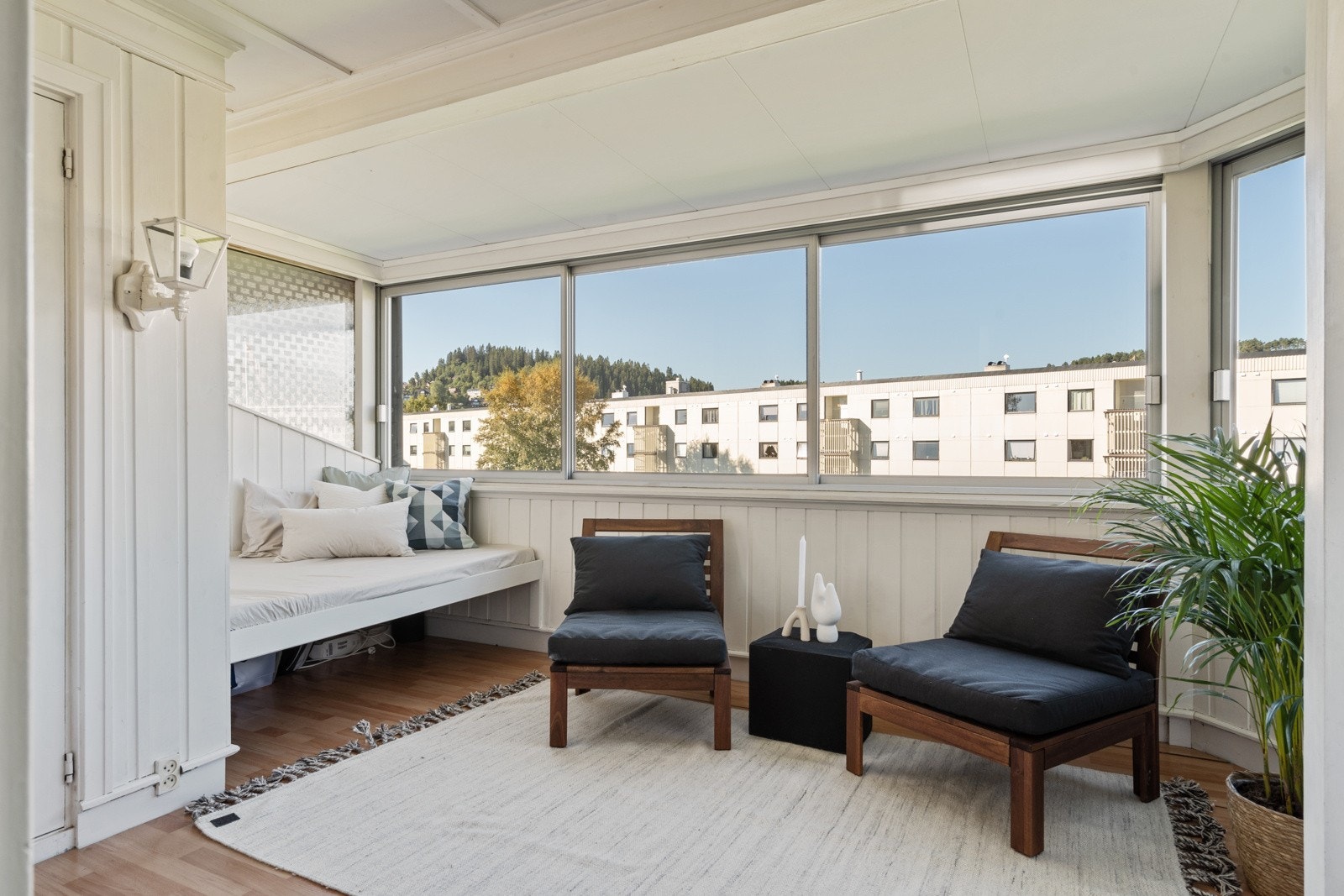 Fra stuen er det utgang til en romslig og behagelig innglasset balkong på hele 12 m² Galleribilde