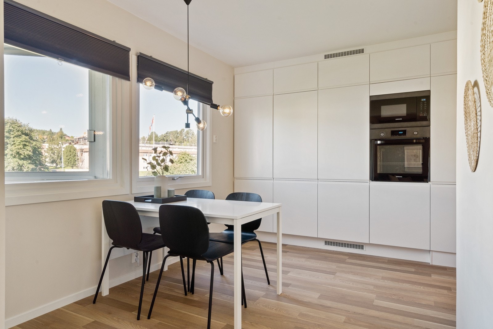 Kjøkkenet er praktisk adskilt fra stuen med god plass til egen sittegruppe Galleribilde