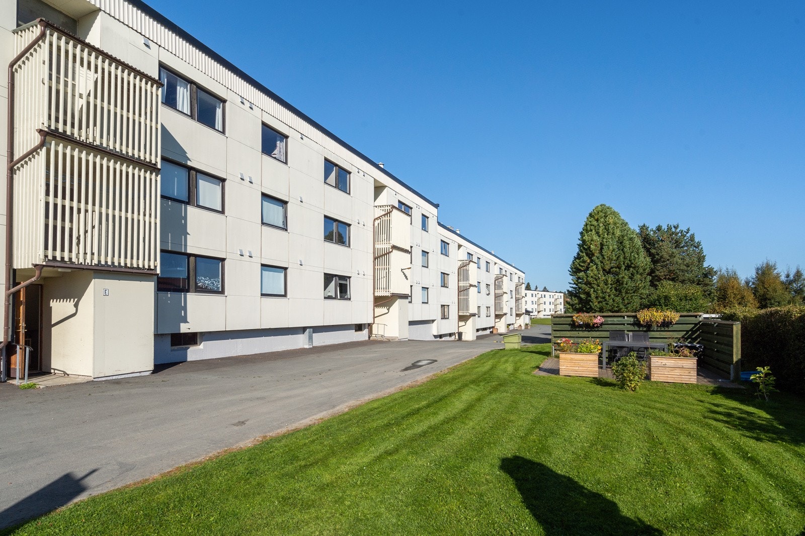 Leiligheten ligger i et veletablert borettslag med det meste inkludert i felleskostnadene som TV/Bredbånd, kommunale avgifter og driftskostnader Galleribilde