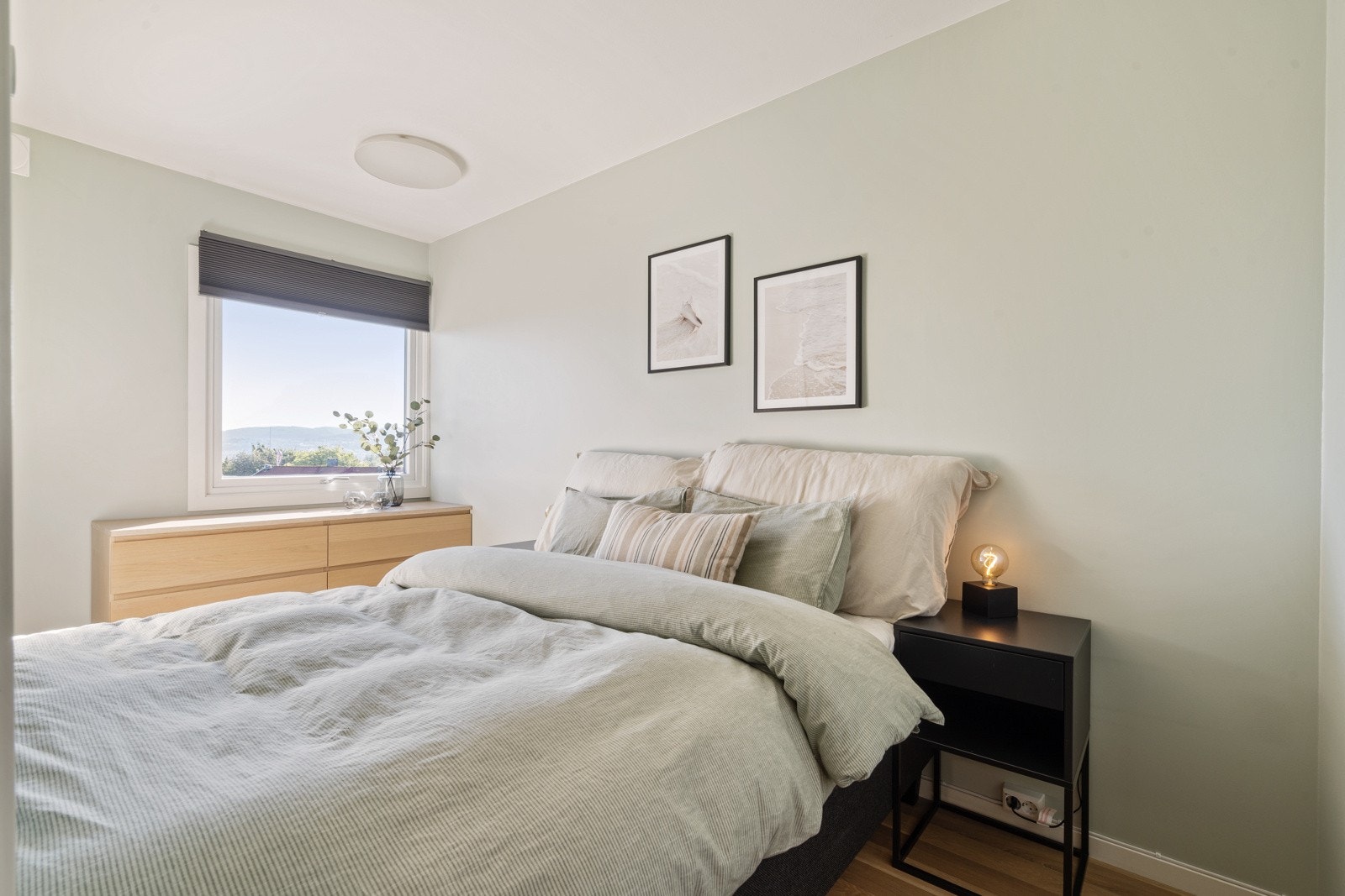 Hovedsoveromet er av romslig størrelse med egen inngang til walk-in garderobeløsning Galleribilde