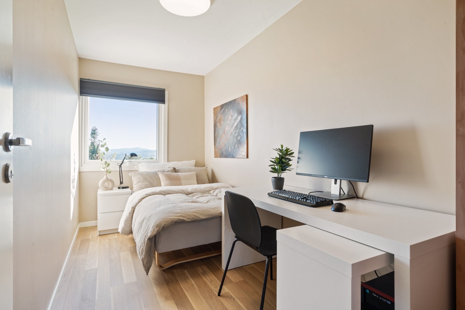 Det andre soverommet er også brukt som et praktisk hjemmekontor Galleribilde