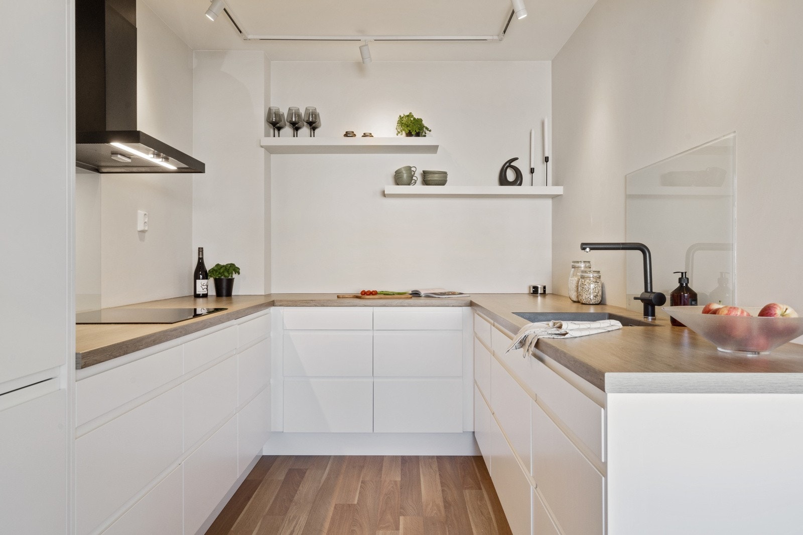 Kjøkkenet ble oppgradert i 2020 og har fått tilstandsgrad 1 av takstmann. Det er i tillegg montert vaskemaskin på kjøkkenet, skjult bak innredningen, slik at man slipper å benytte seg av felles vaskekjeller Galleribilde