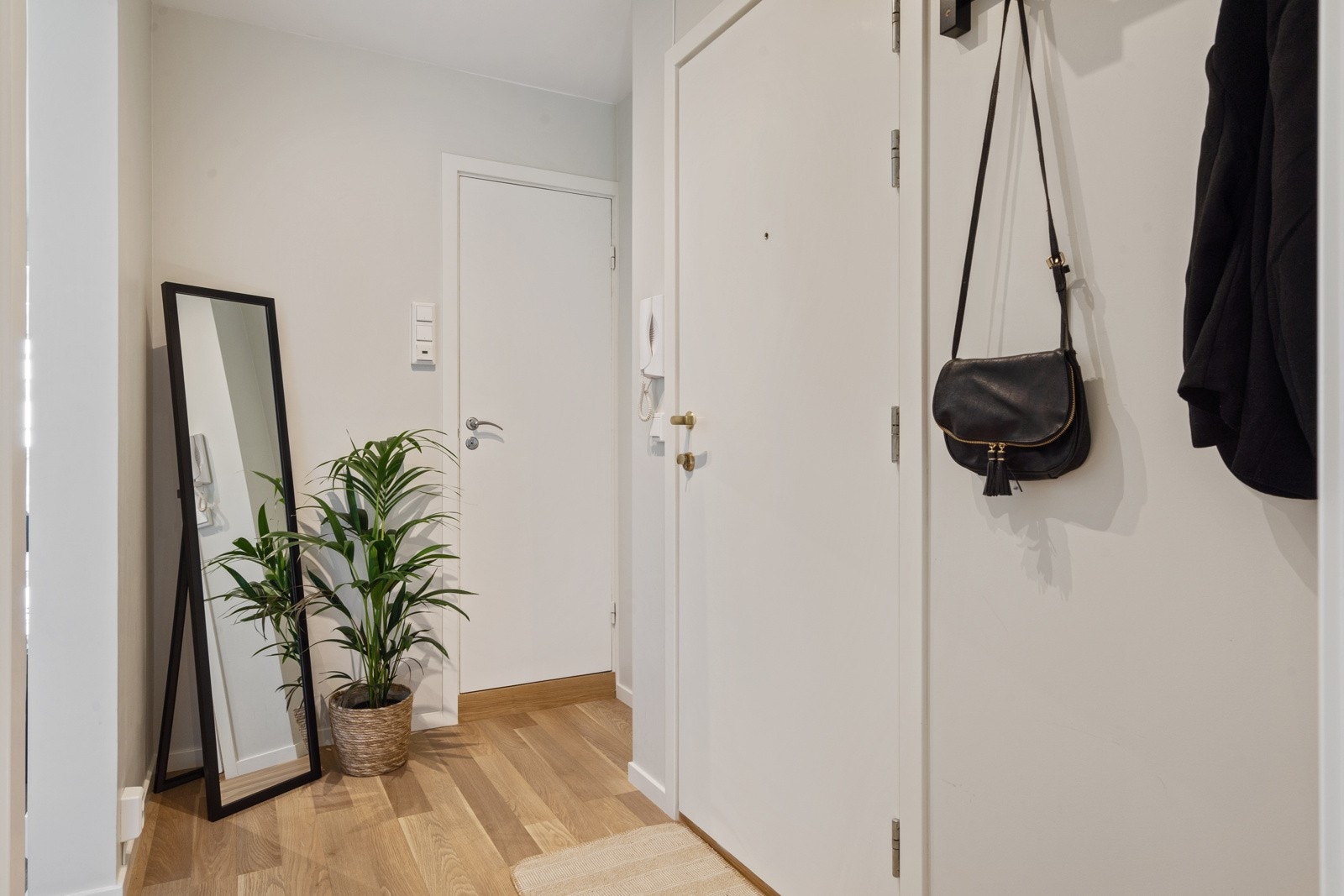 Entre med god plass til oppbevaring av sko og ytterklær Galleribilde