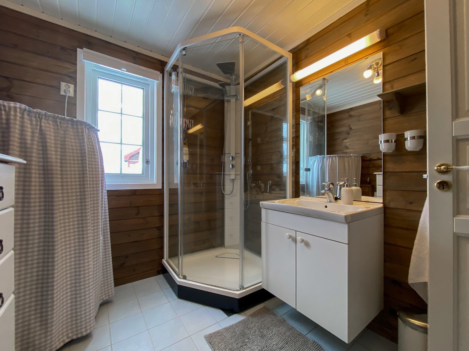 Bad med dusjkabinett. Galleribilde