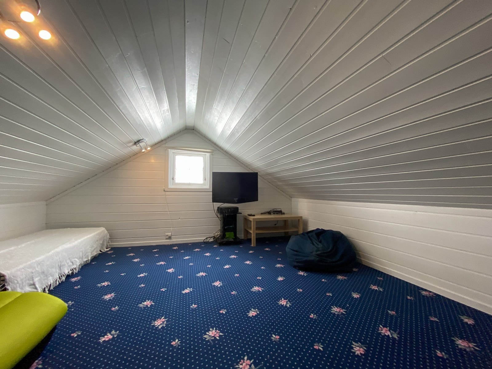 Romslig hems. Galleribilde