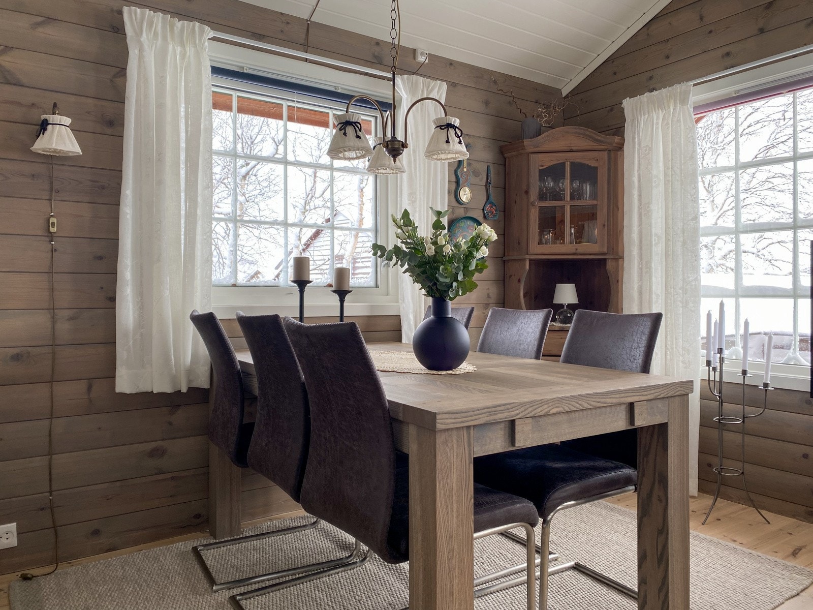 Spisestue med utsikt til alpinanlegget. Galleribilde