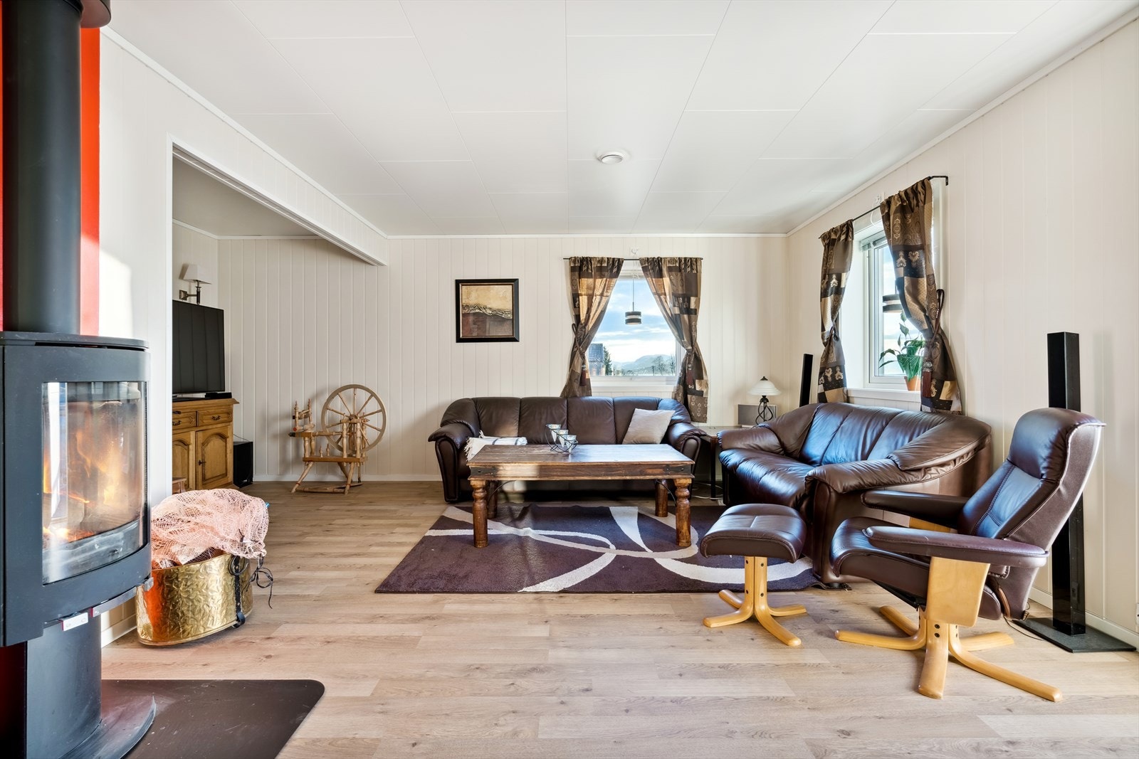 Romslig og flott stue med vedfyrt ovn. Galleribilde