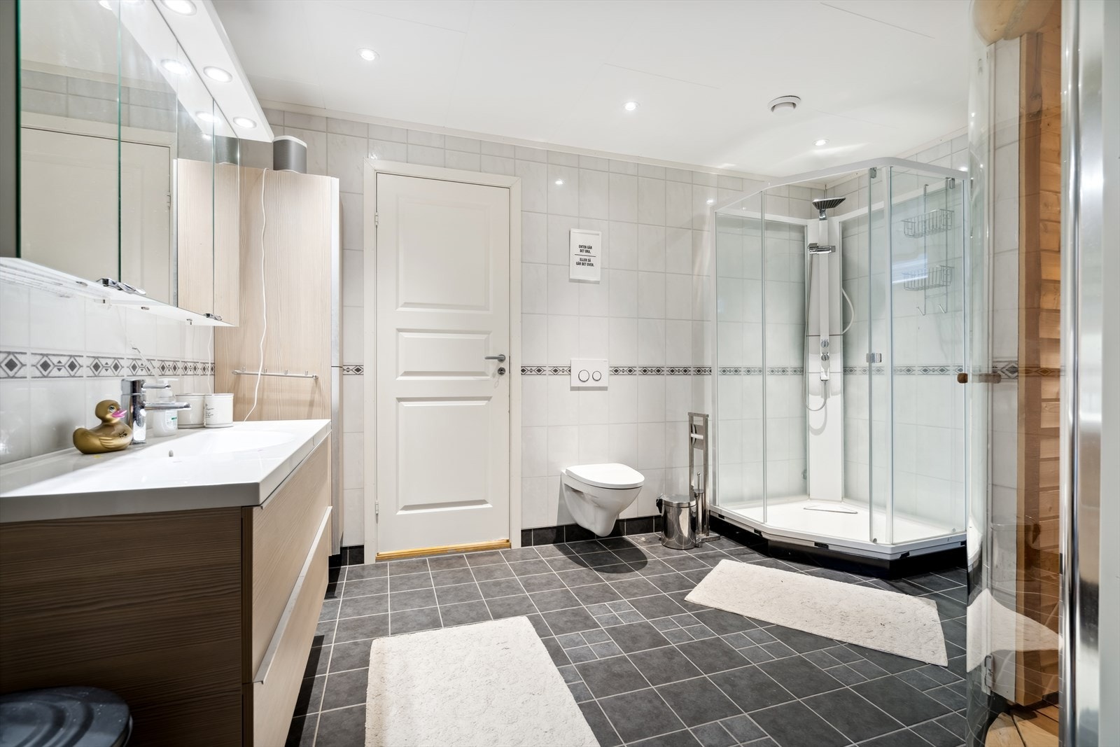 Pent baderom. Fliser på gulv og baderomsplater på vegg Galleribilde