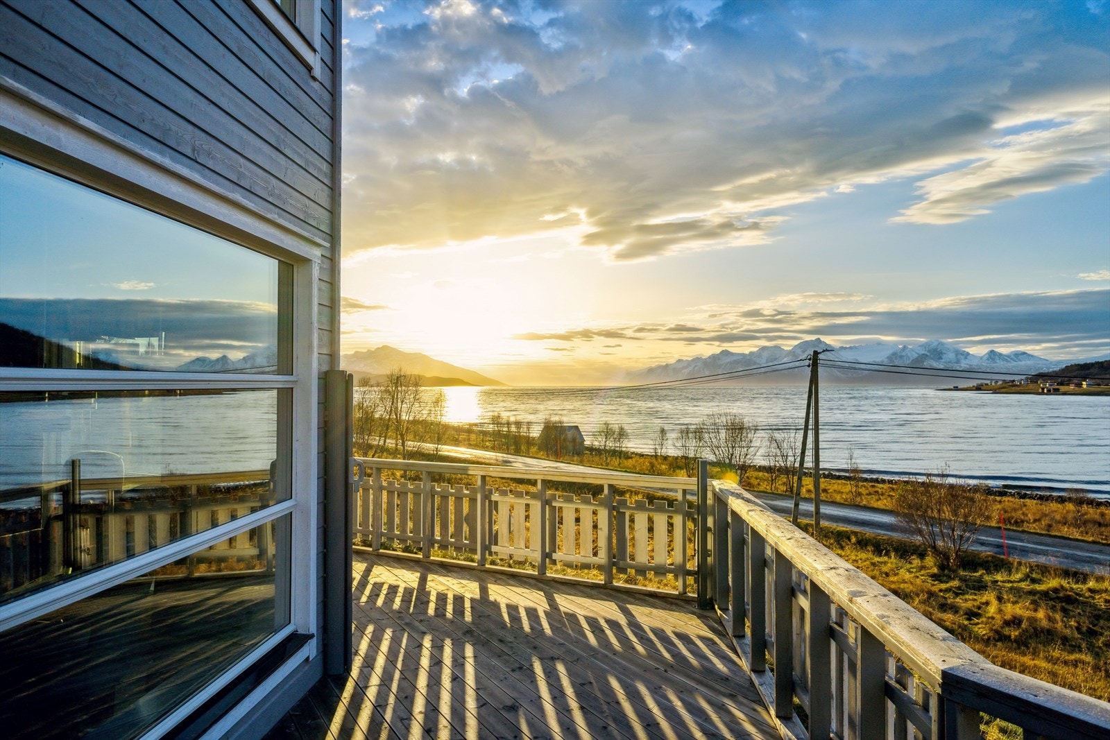 Terrassen går rundt boligen. Galleribilde