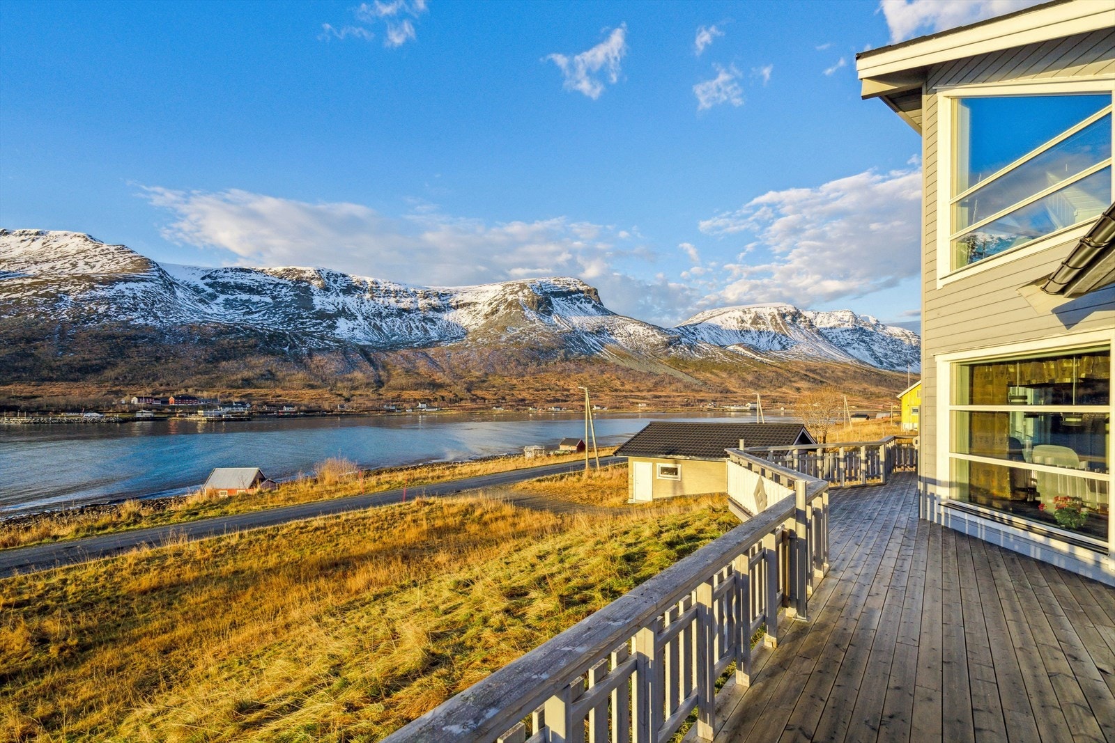 I fjæren er det et eldre naust som medfølger eiendommen. Galleribilde