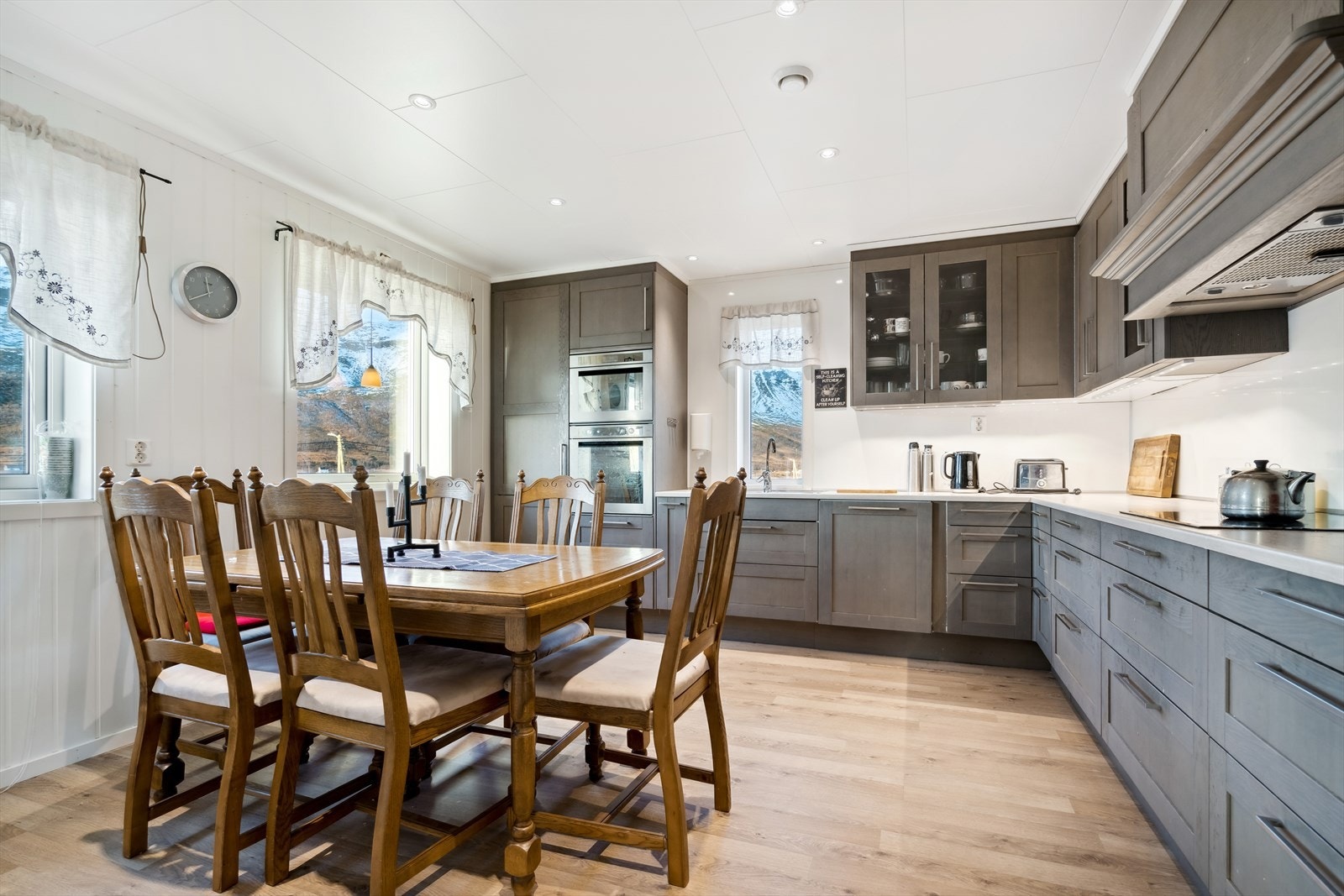 Flott Sigdal kjøkken med delikate fronter og integrerte hvitevarer. Galleribilde