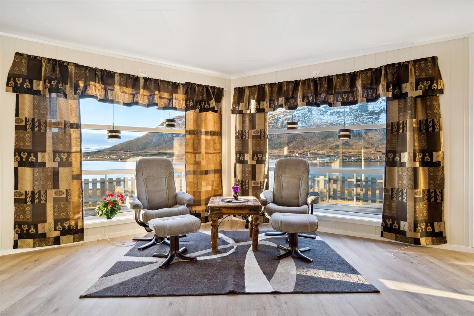 Her kan du nyte en fantastisk utsikt over fjorden og Kjedalsfjellet. Galleribilde