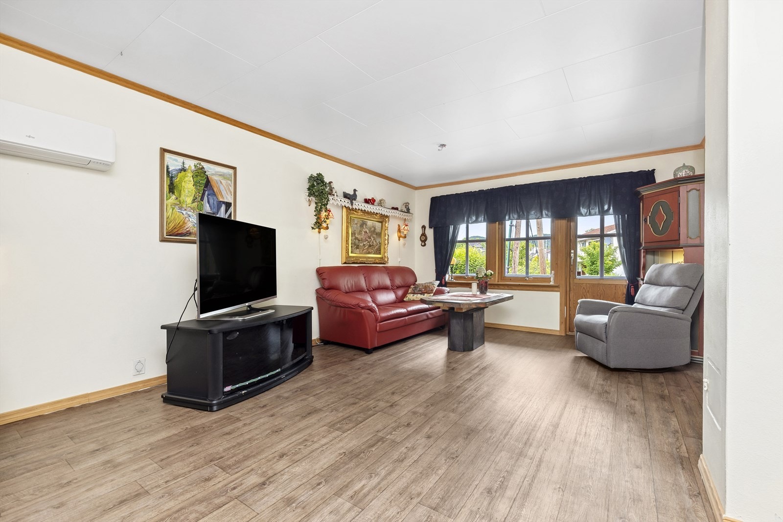 Stue med utgang til terrassen og hagen Galleribilde