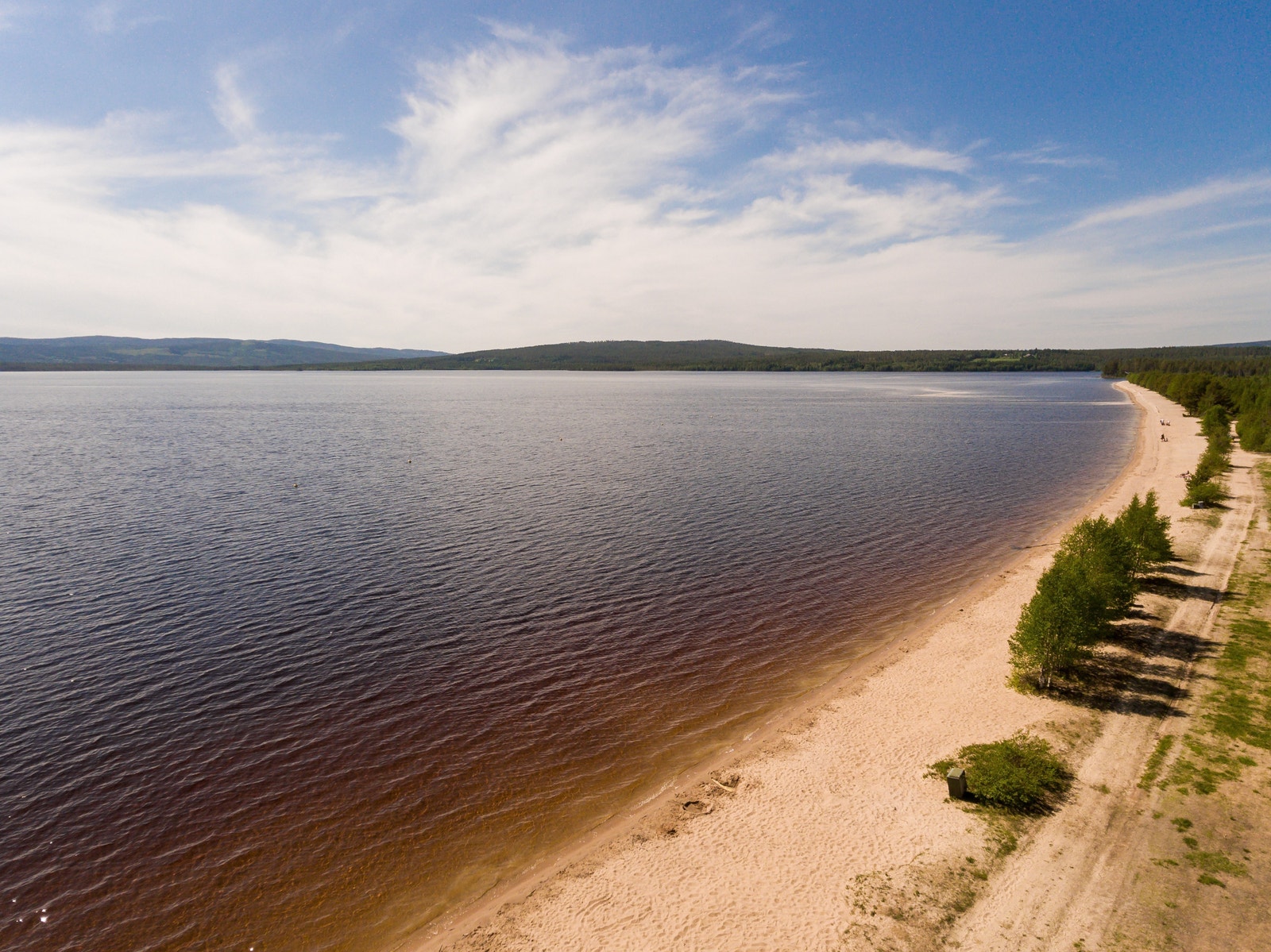 Badestranden i Osensjøen kan man kjøre til på en halvtimes tid. Galleribilde