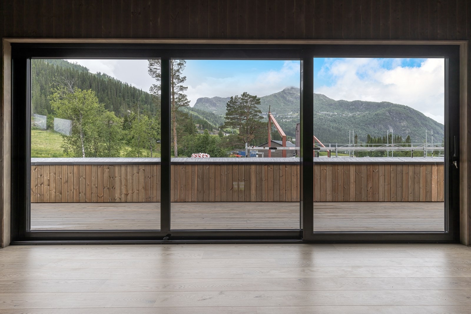 Utgang til terrassen som er på hele 36 m2. Galleribilde