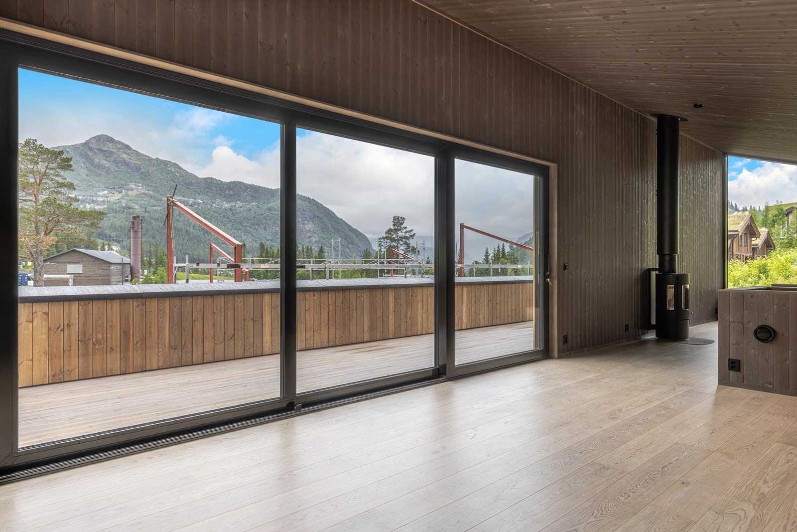 Alle hyttene i Tottesvingen ligger vinklet mot vest og Hemsedal skisenter. Ikke mange enheter kan nyte både ski inn-ut til Hemsedal skisenter og kveldssol på terrassen! Galleribilde