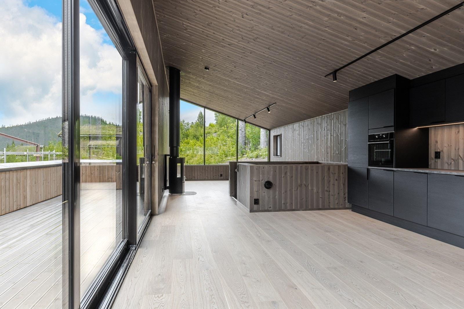 Fra kjøkkenet som har flott utsikt til fjellene og Hemsedal Skisenter. Kjøkkeninnredningen er fra Aubo type Melinga og leveres med integrerte hvitevarer. Galleribilde