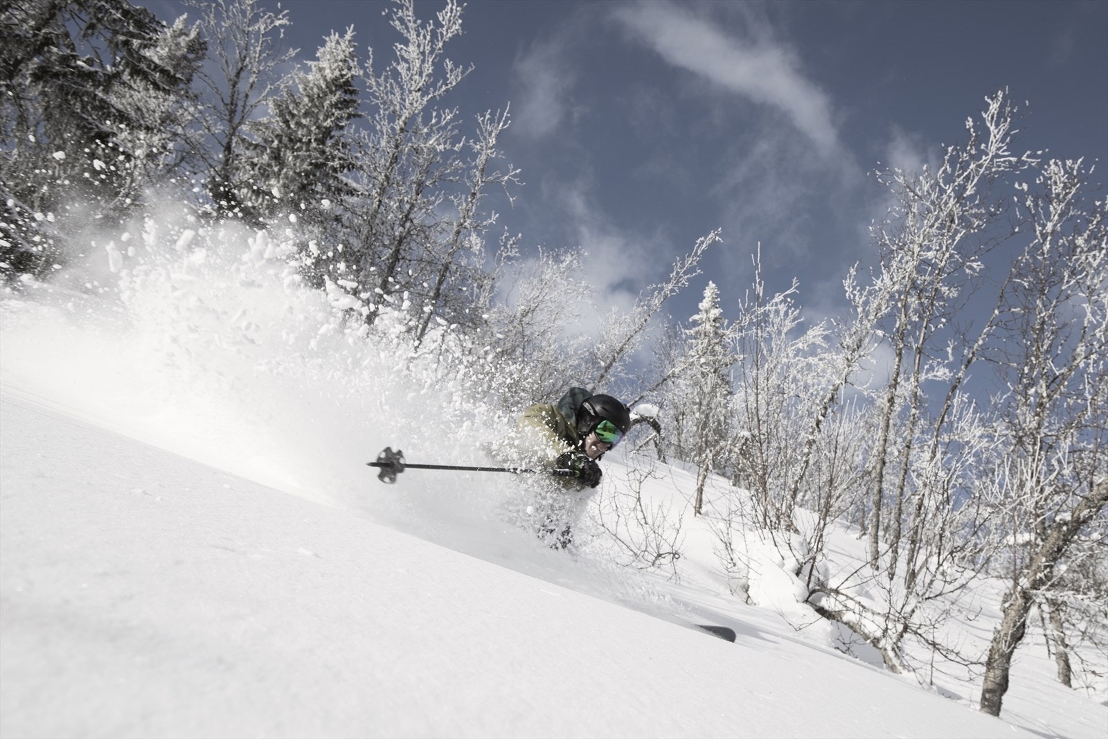 Med bratte fjell og mange høydemeter blir skiopplevelsen optimal! Med hyttekontor sikrer du deg "first tracks" i jomfruelig nysnø til lunsj! Foto Kalle Hägglund. Galleribilde