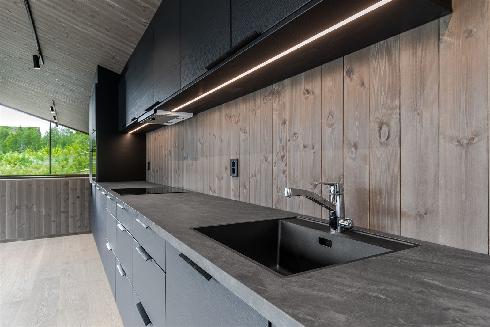 Kjøkkenet leveres med med integrerte hvitevarer av god kvalitet, og vedlikeholdsfri benkeplate i mørk grå utførelse. Galleribilde