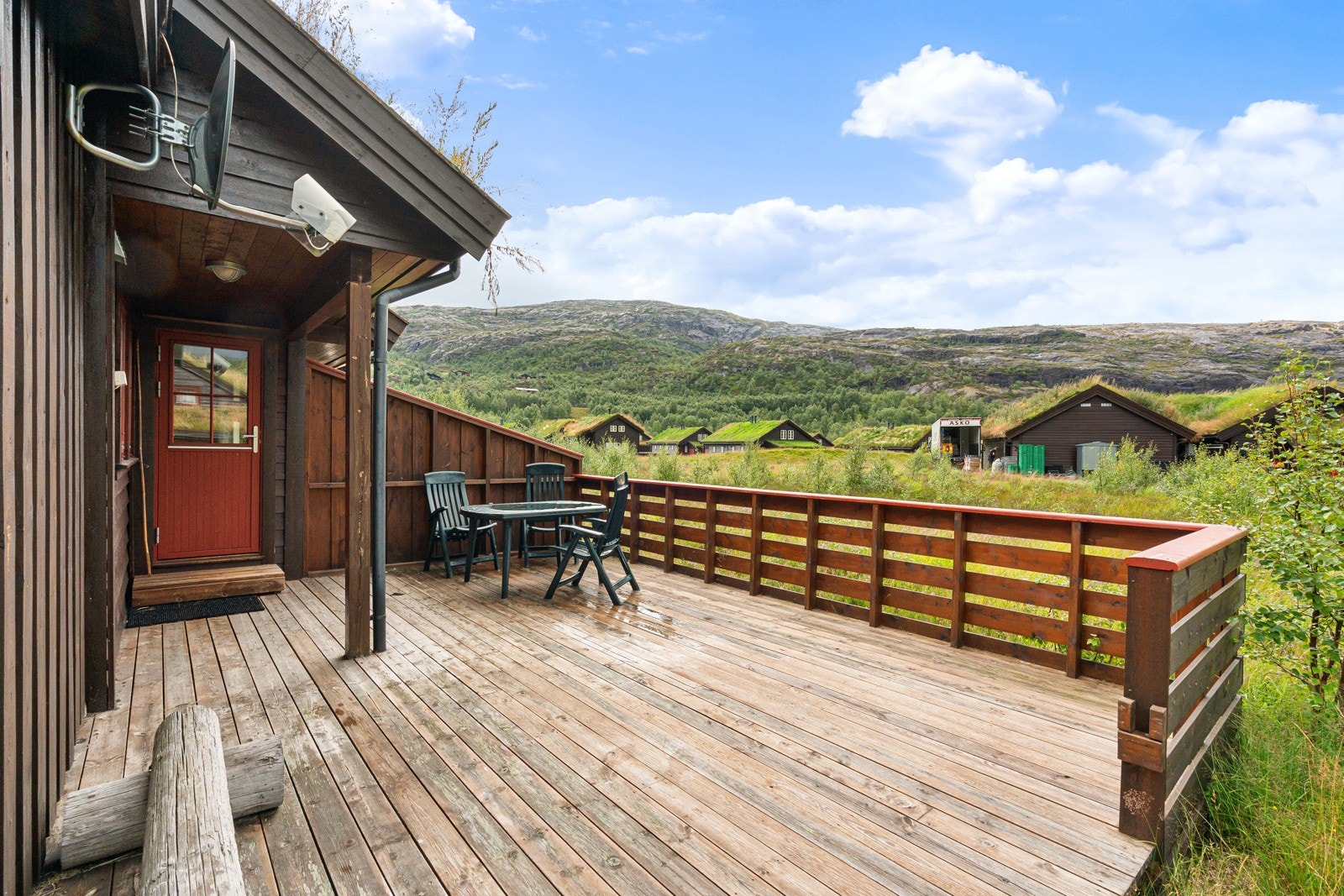 Fra stuen har du utgang til en romslig terrasse med svært gode solforhold. Galleribilde