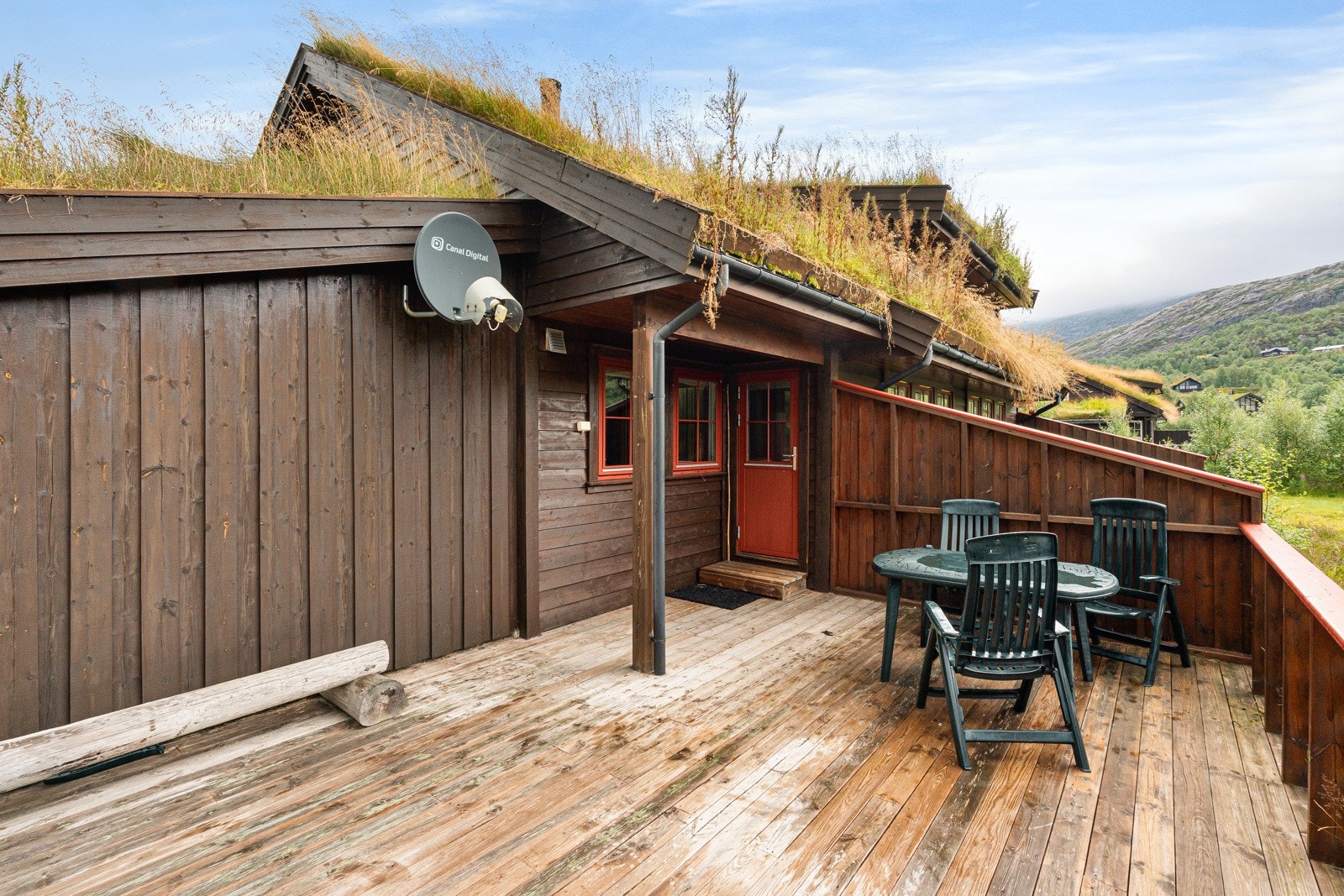 Fra stuen har du utgang til en romslig terrasse med svært gode solforhold. Galleribilde