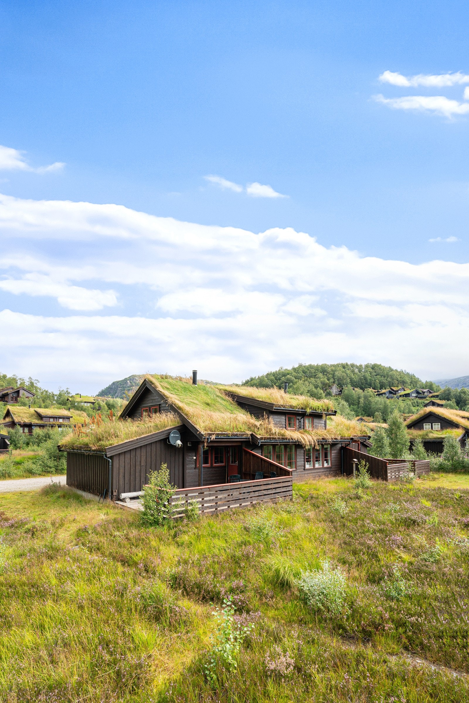 Flott beliggenhet i naturskjønne omgivelser. Solrik terrasse med utgang fra stue. Galleribilde