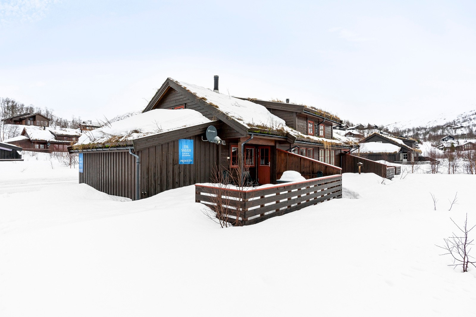 Velkommen til Nilsaklampmyre 12! Flott vertikaldelt hytte med 4 soverom og 2 stuer. Gode solforhold og carport. Galleribilde