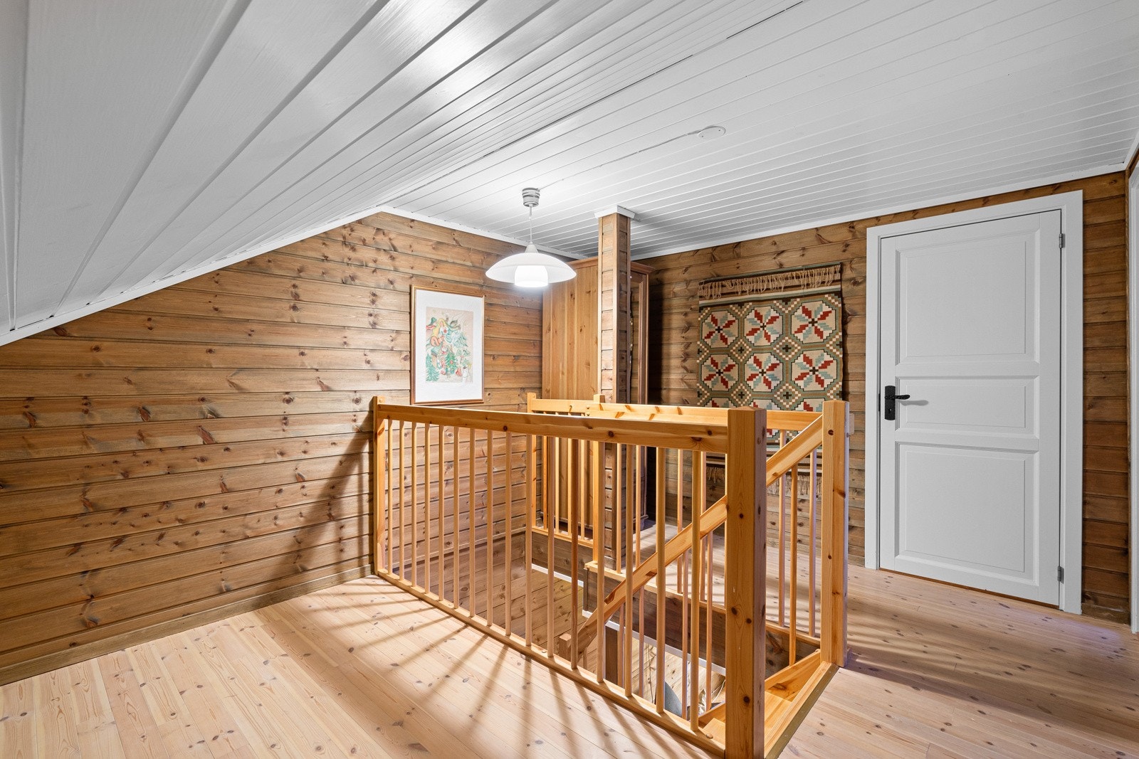 Praktisk loftstue hvor de minste kan trekke seg tilbake med lek eller film. Galleribilde