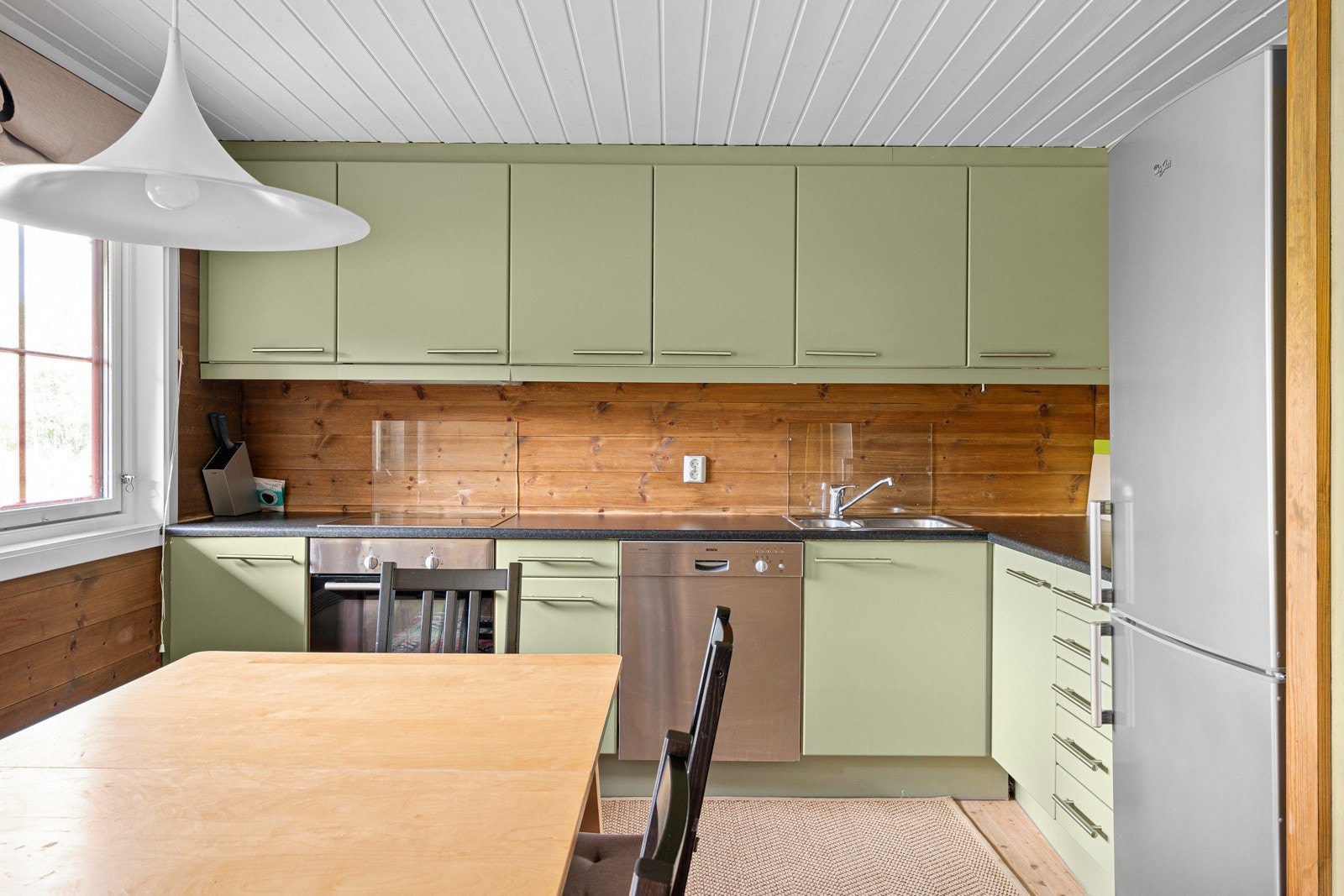 Alt av hvitevarer følger med på kjøkken. Galleribilde