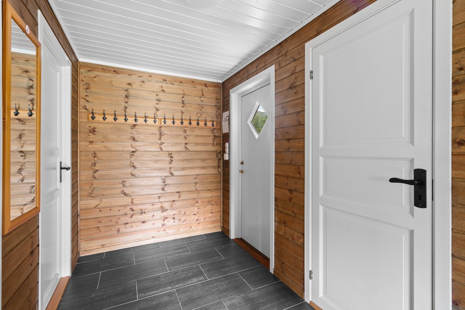 Entré med adkomst til bod, bad, hovedsoverom og stue/kjøkken. Galleribilde