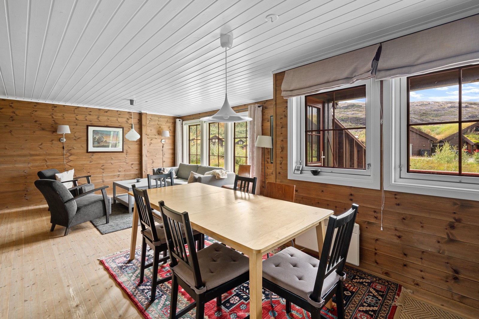 God plass til sittegruppe og spisebord. Galleribilde
