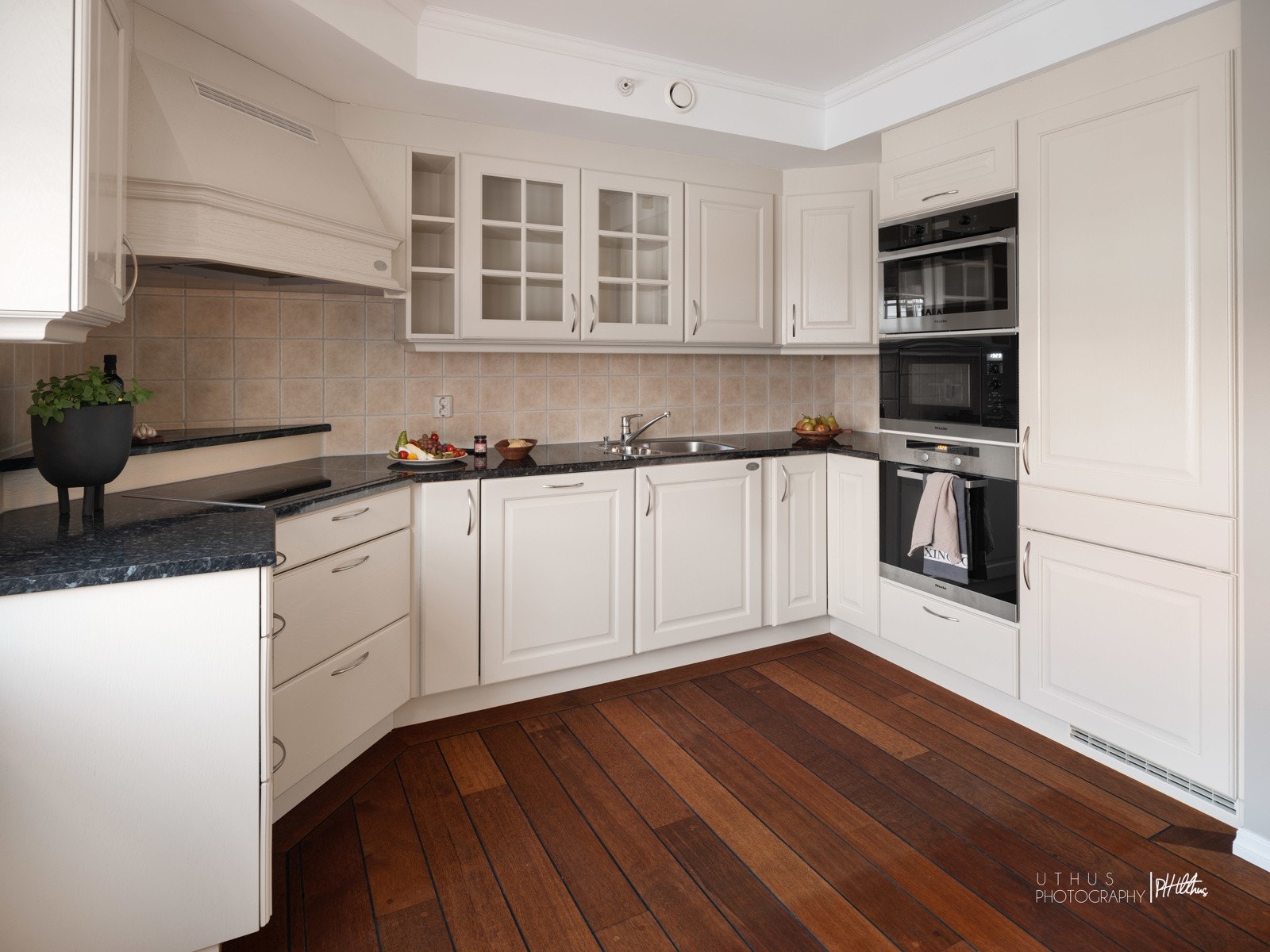 Pen kjøkkeninnredning med integrerte hvitevarer Galleribilde