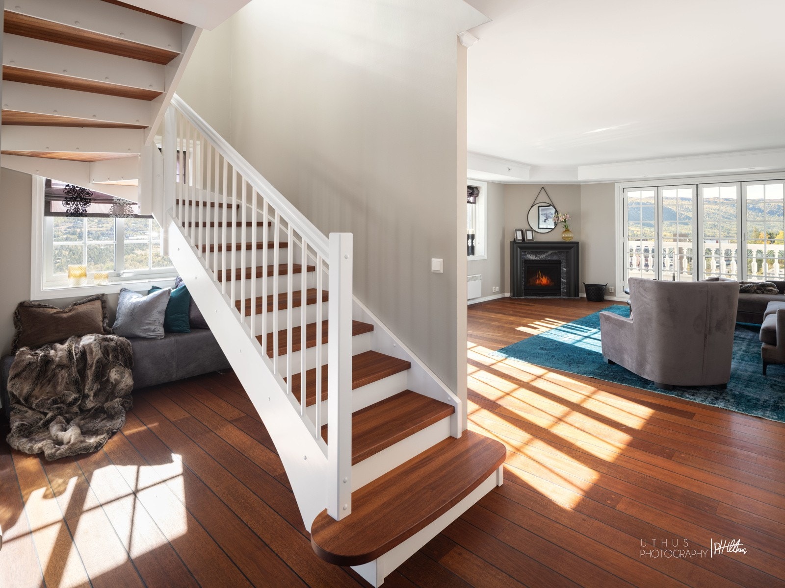 Koselig plass under trappen Galleribilde