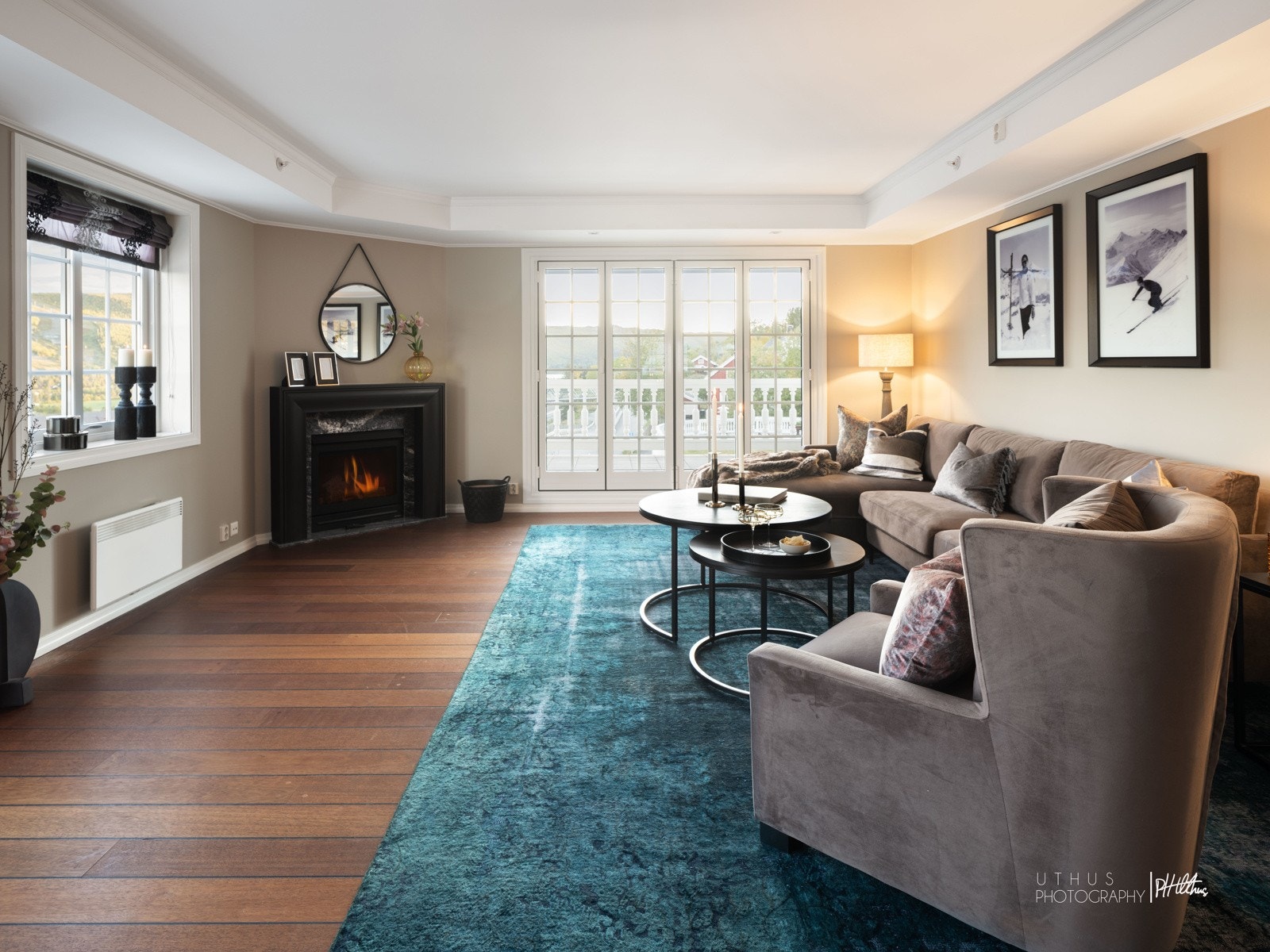 Store vindusflater som gir godt naturlig lys Galleribilde