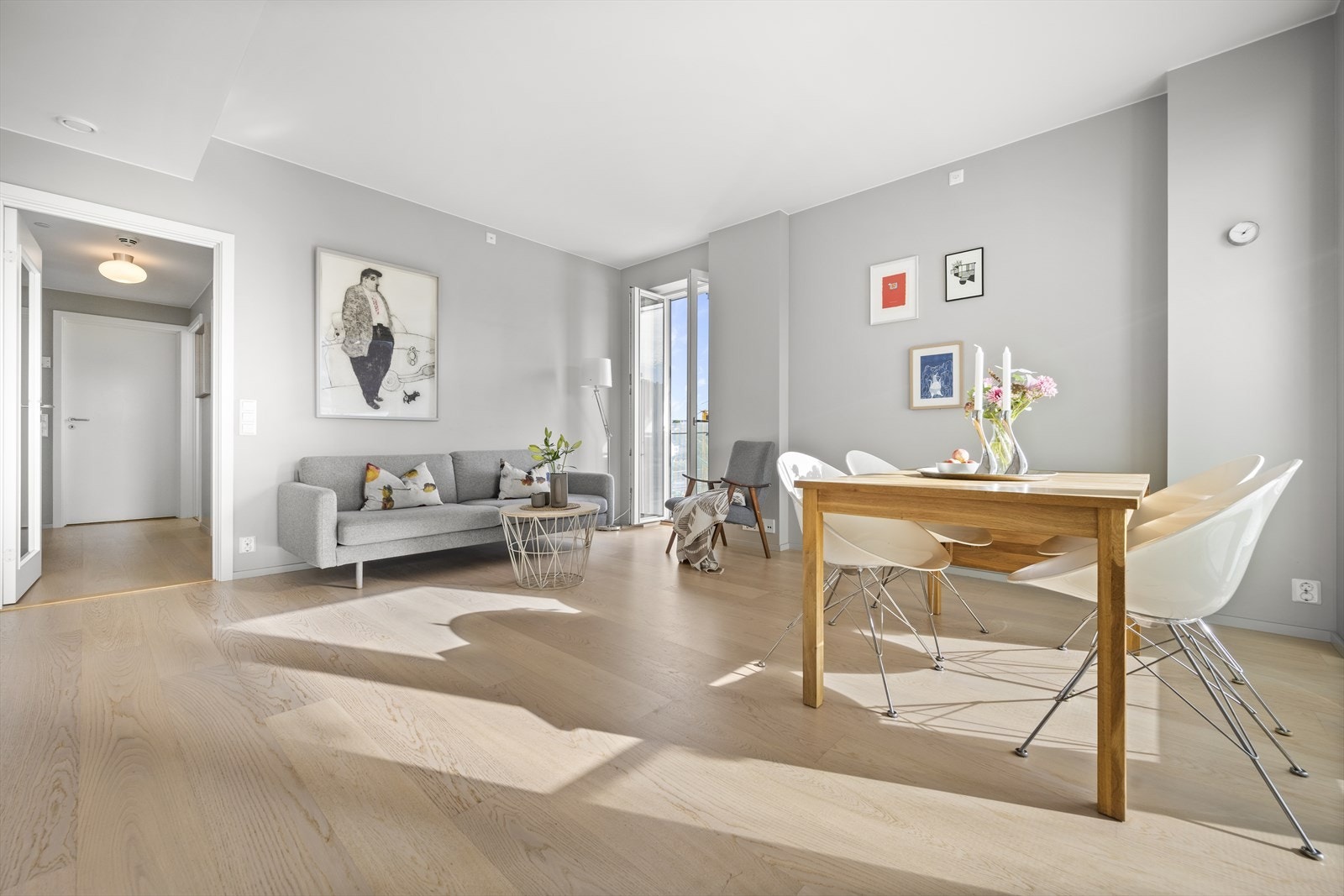 Leiligheten ligger godt til og har fantastisk flott lysinnfall gjennom store vindusflater. Galleribilde