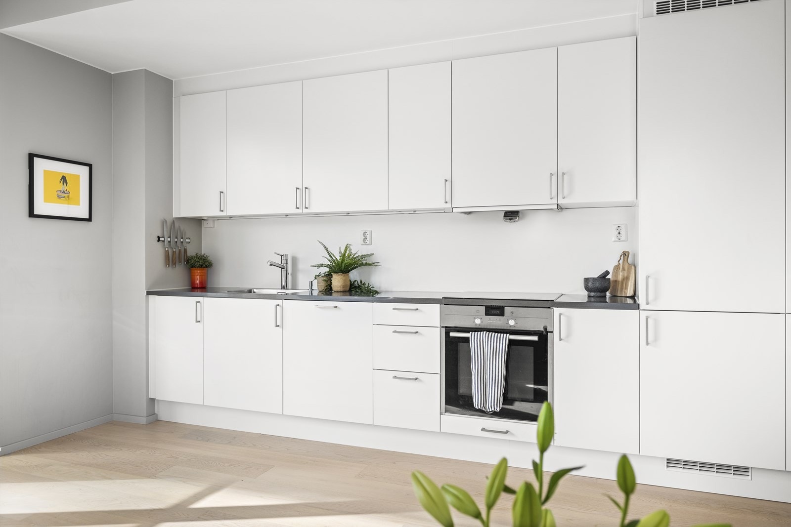 Pent kjøkken godt utnyttet med skap- og benkeplass. Galleribilde