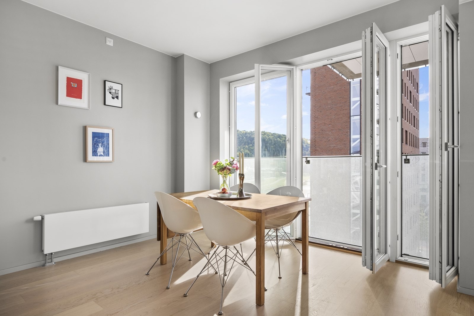 Fransk balkong med dører som kan åpnes helt opp gjør at leiligheten fremstår ekstra luftig Galleribilde