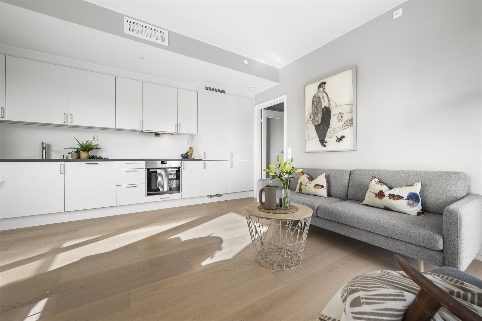 Kjøkkenet ligger i en åpen løsning ut mot stuen - Her kan du være sosial med gjestene mens maten lages Galleribilde