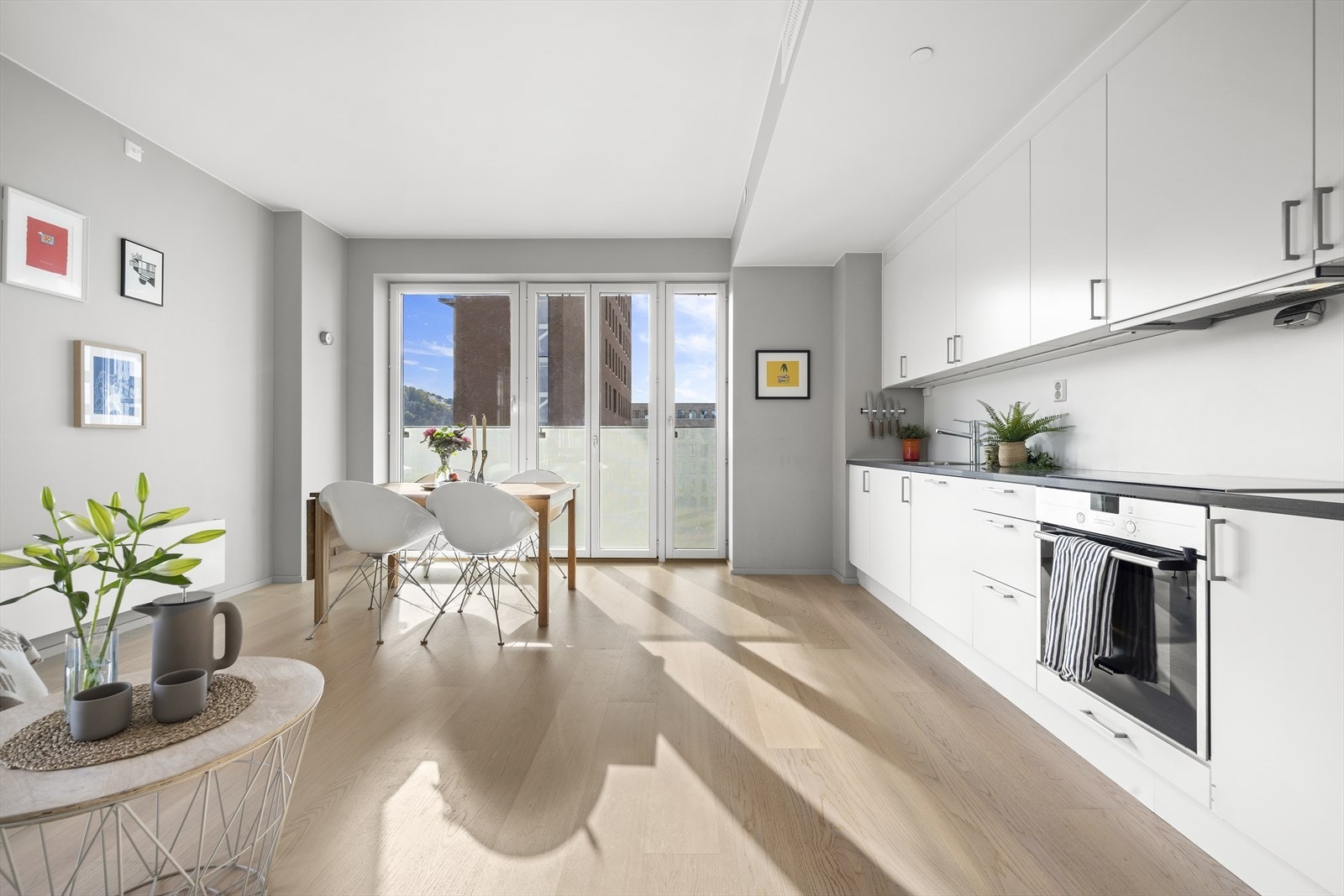 Leiligheten er gjennomført med fine farge- og materialvalg, deriblant lyse vegger og en-stavs parkett. Galleribilde