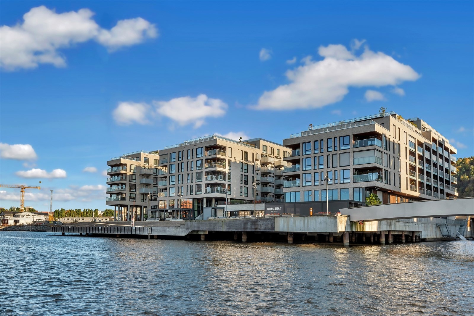 Det er flotte bademuligheter på Sørenga med sandstrand, stupebrett, kaféer og mye mer! Galleribilde