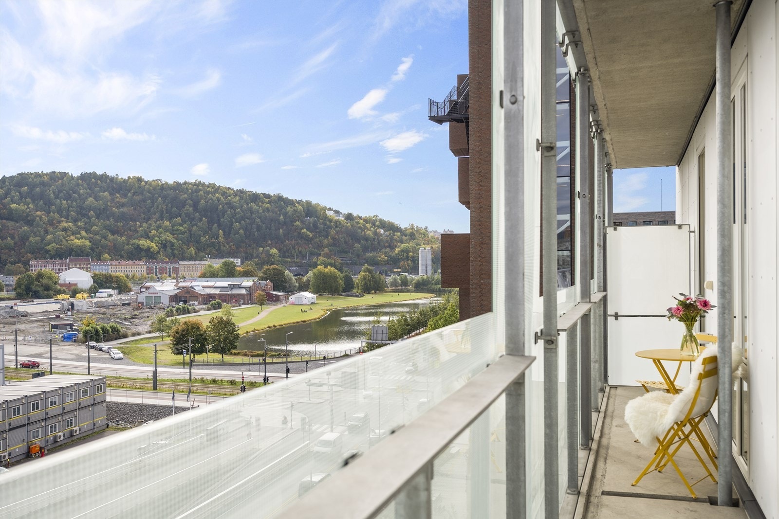Balkongen er på 8 m² og strekker seg langs leiligheten Galleribilde