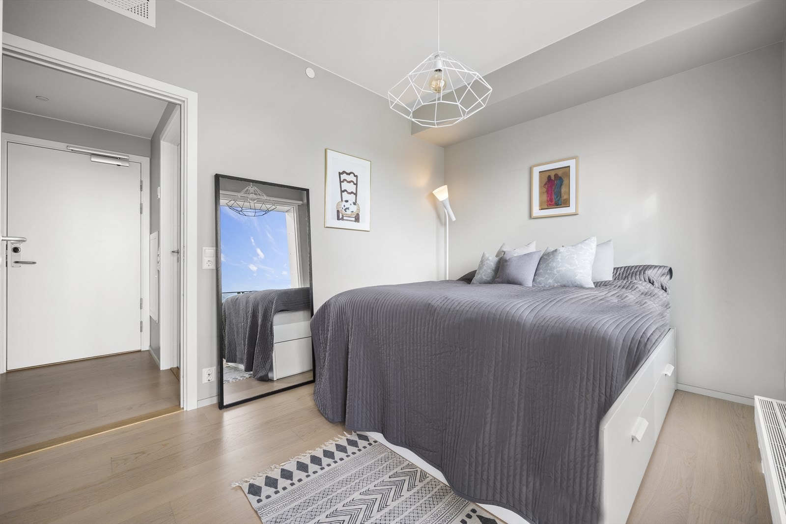 Romslig hovedsoverom med god plass for dobbeltseng, tilhørende nattbord og garderobeskap. Galleribilde