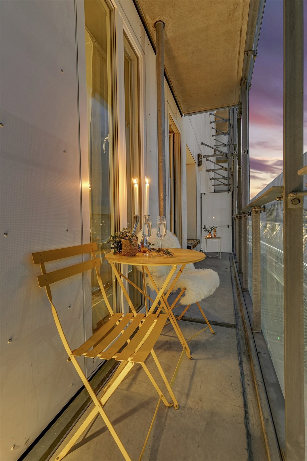 Det er god plass til flere sittegrupper, beplantning og grill (gass- og elektrisk grill tillatt) Galleribilde