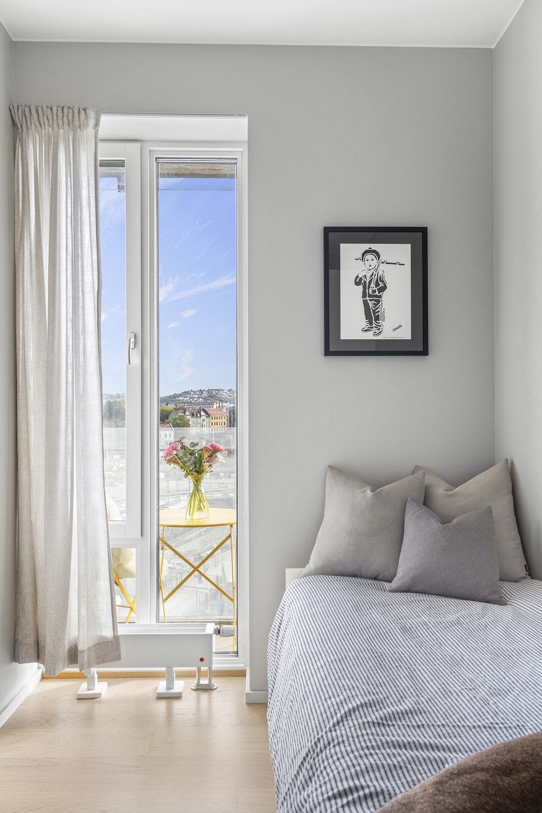 Soverommet har god med lysinnslipp fra takhøye vinduer. Galleribilde