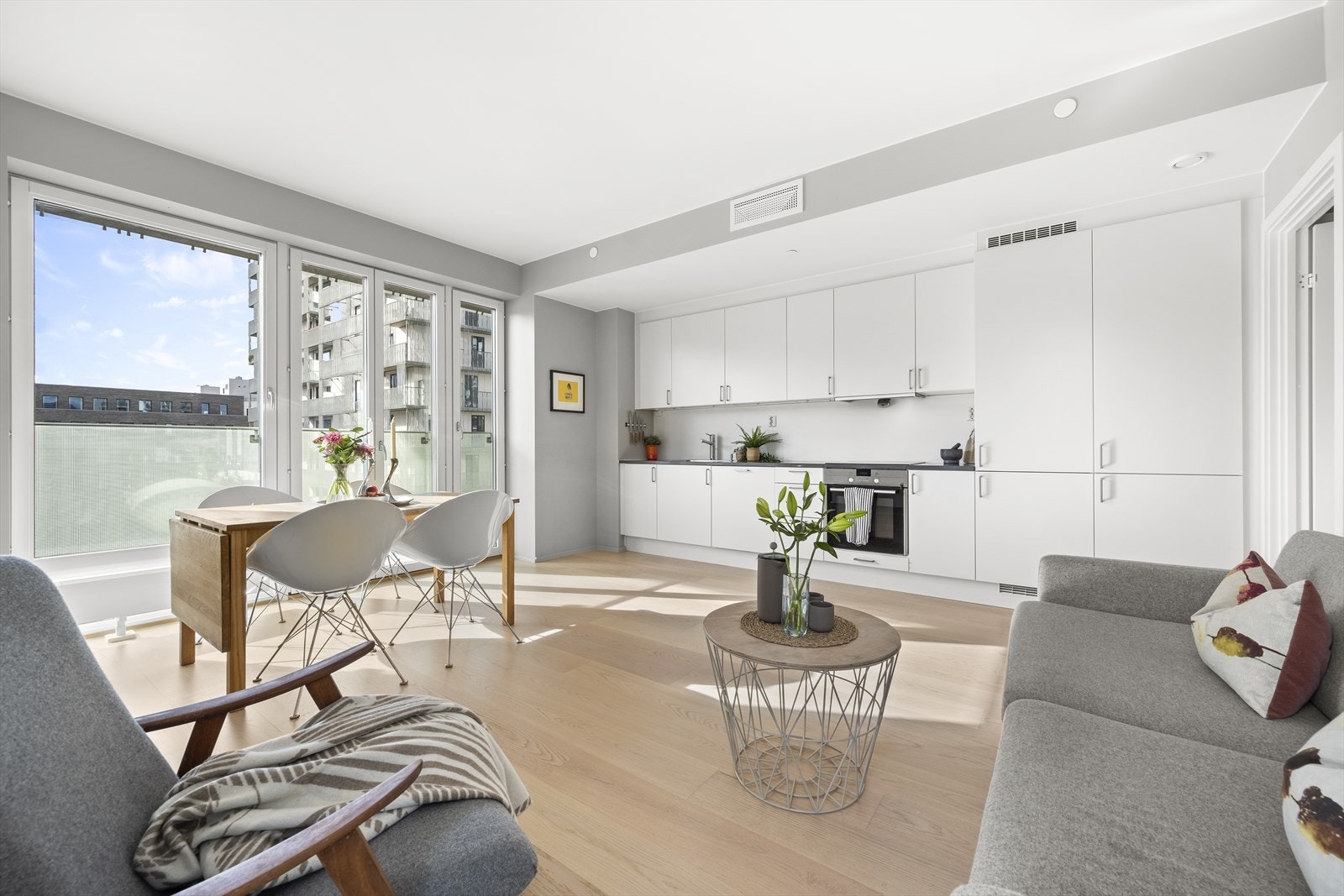 Meget romslig og luftig stue med god plass til både sofagruppe, spisebord og annet møblement Galleribilde