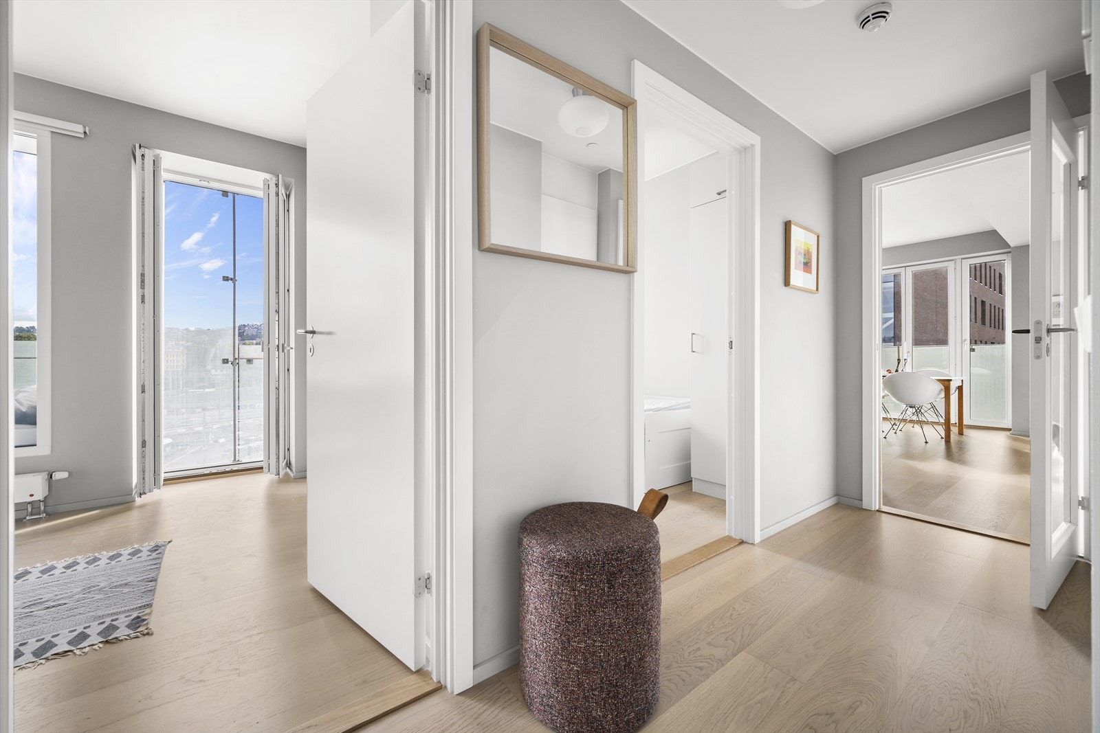 Entréen gir et godt førsteinntrykk av leiligheten med lysmalte overflater og pene gulv. Galleribilde