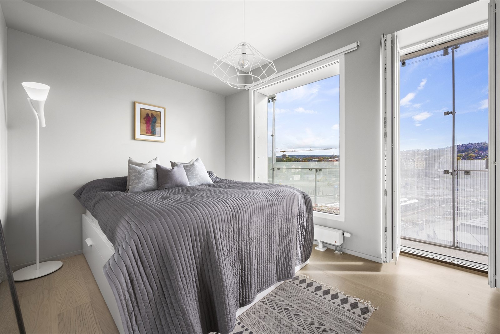 Det er to gode soverom i leiligheten, hvor hovedsoverommet har utgang til herlig balkong. Galleribilde