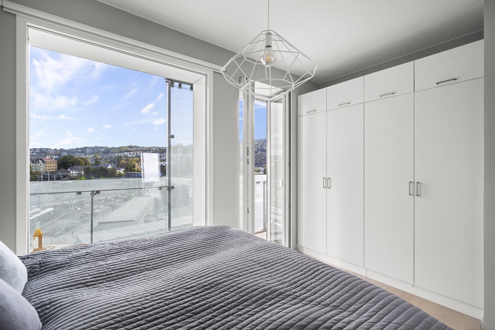 Det er godt med oppbevaringsplass i stort garderobeskap. Galleribilde