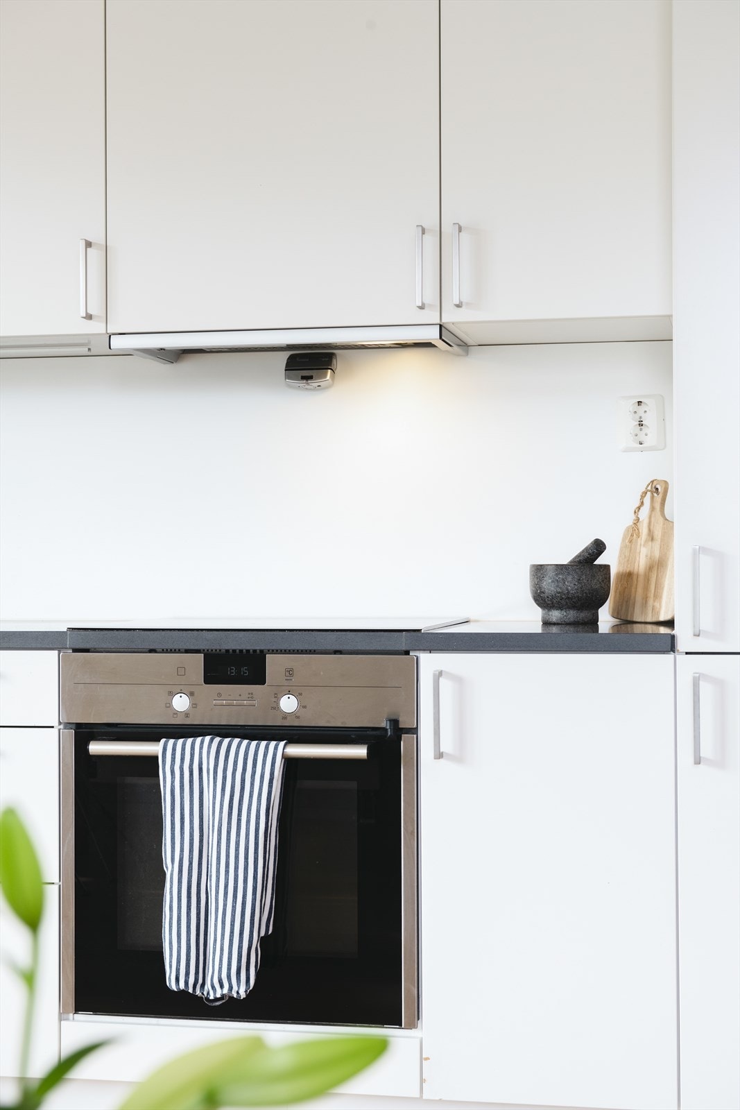 Integrerte hvitevarer som stekeovn, platetopp, oppvaskmaskin, kjøl-/ og fryseskap. Galleribilde